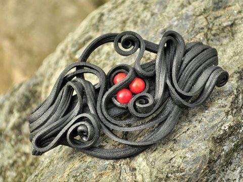 HAIR BROOCH WITH CORALS