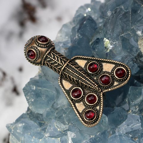 BROCHE FRANQUE - MÉROVINGIENNE, BRONZE AVEC GRENAT EN FORME DE CIGALE, 5E SIÈCLE