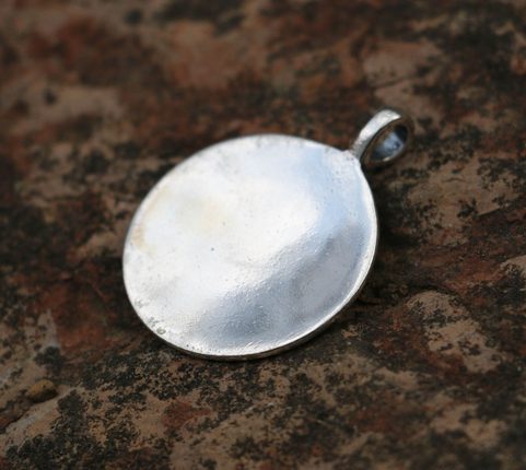 BRONZE AGE SUN III, PENDENTIF EN ARGENT