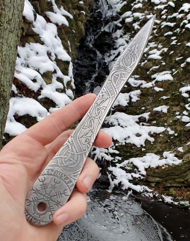 ARROW ETCHED THROWING KNIFE WITH VEGVÍSIR - 1 PIECE