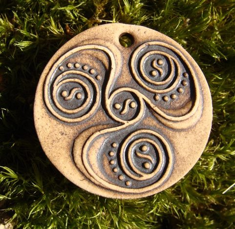 TRISKELLE, CELTIC CERAMIC JEWELRY