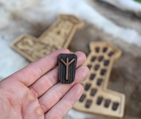 MJÖLLNIR - RUNES FUTHARK SET AND THOR'S HAMMER GIFT BOX