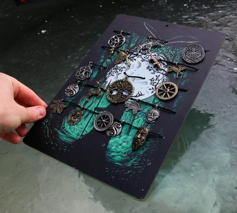 AMULETTES CELTIQUES 12 PIÈCES ET UN TABLEAU DE PRÉSENTATION, SET EN GROS