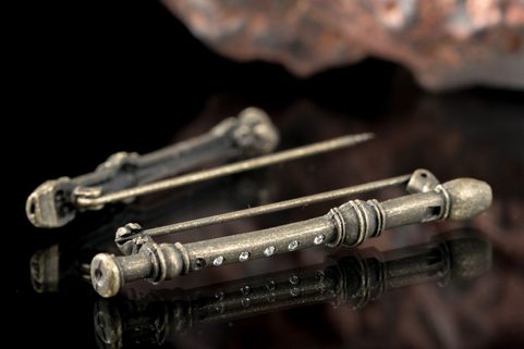 FLUTE, JEWELERY, BROOCH