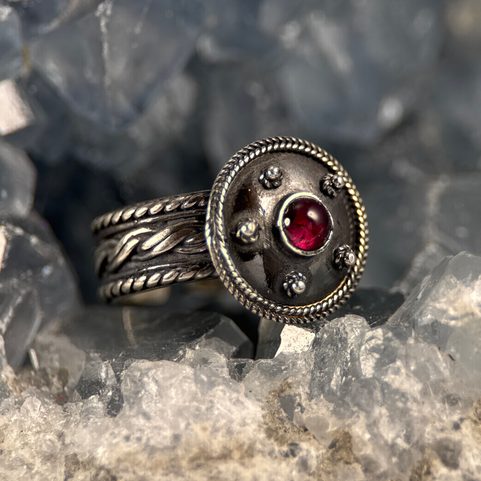 ANTICA ROMA, STERLING SILVER RING WITH GARNET