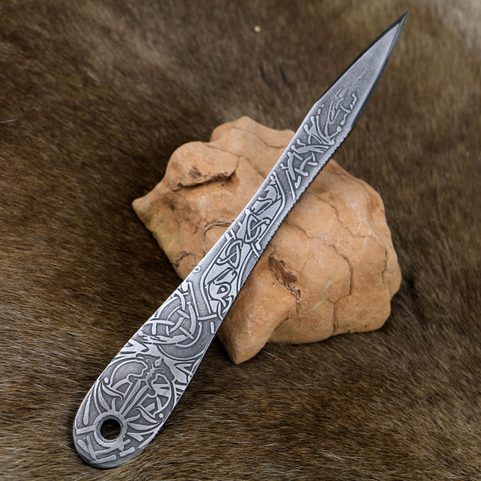 ARROW ETCHED THROWING KNIFE WITH VEGVÍSIR - 1 PIECE