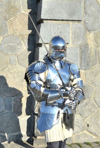 MOITIÉ ARMURE MÉDIÉVALE, POLI