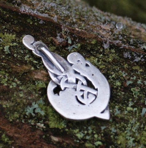 MAC TÍRE, CELTIC WOLF, SILVER PENDANT