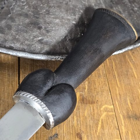 DAGUE À COUILLETES OU POIGNARD PHALLIQUE, RÉPLIQUE DU XIVE SIÈCLE, BOHÊME