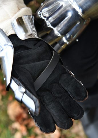 GANTELETS MÉDIÉVAUX TYPE SABLIER, 14E SIÈCLE, ACIER DE 1,6 MM D'ÉPAISSEUR