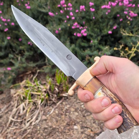 GESCHMIEDETES BOWIE-MESSER REBEL STEEL MIT SCHEIDE