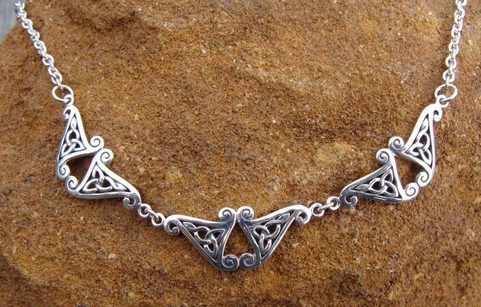 SIX TRIQUETRAS, SILVER NECKLACE, AG 925