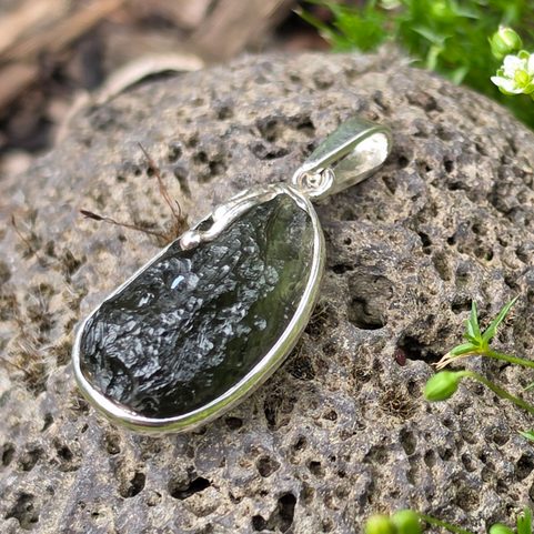 PENDENTIF EN ARGENT AVEC MOLDAVITE NATURELLE, AG 925