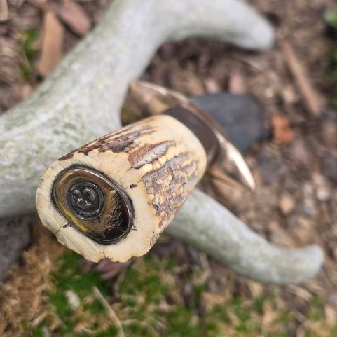 GESCHMIEDETES FRONTIER-MESSER REBEL STEEL MIT SCHEIDE