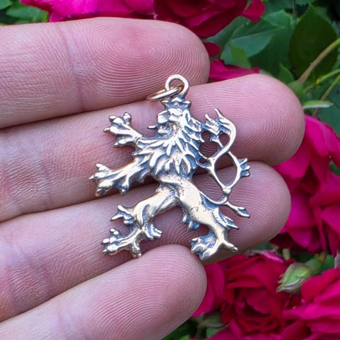 PENDENTIF REPRÉSENTANT LE LION TCHÈQUE, EN BRONZE