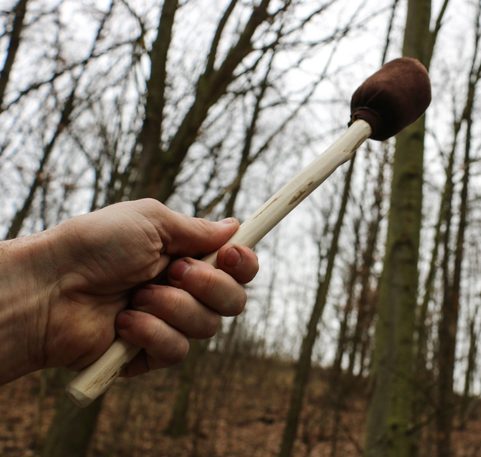 MAILLOCHE À TAMBOUR EN SAULE A TÊTE EN CUIR