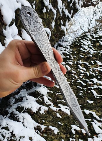 ARROW ETCHED THROWING KNIFE WITH VEGVÍSIR - 1 PIECE