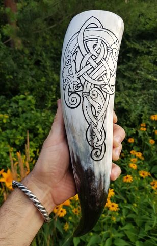 CELTIC WOLF, CARVED DRINKING HORN 0,4 L