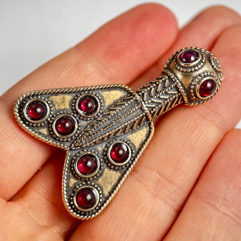 BROCHE FRANQUE - MÉROVINGIENNE, BRONZE AVEC GRENAT EN FORME DE CIGALE, 5E SIÈCLE
