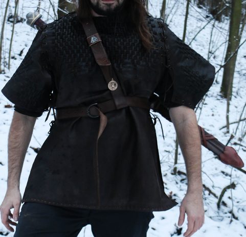 BARBARIAN TWO-HANDED SHARP FANTASY SWORD WITH SCABBARD ON THE BACK