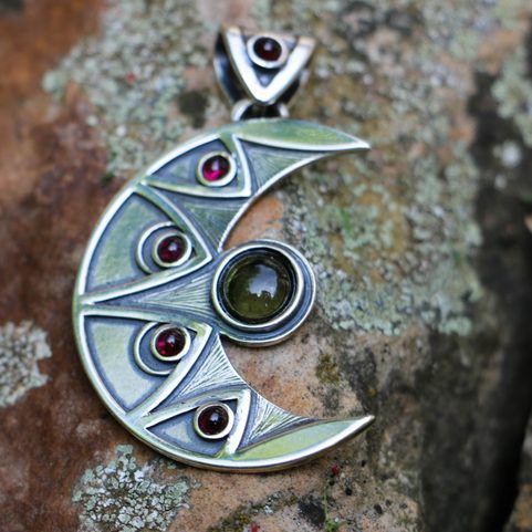 LUNA PENDANT, MOLDAVITE AND GARNET, SILVER 925 11G