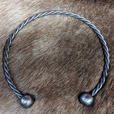 TORQUES, GESCHMIEDETES KELTISCHES HALSBAND MIT PERLEN