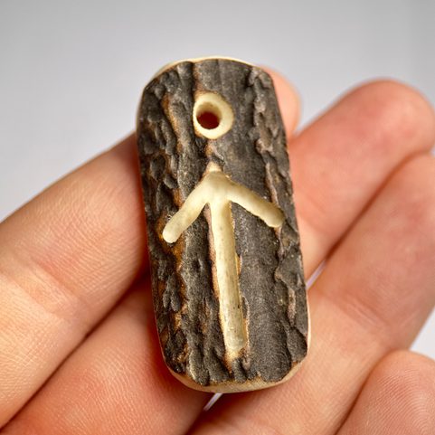 TIWAZ, PENDENTIF RUNE EN BOIS DE CERF