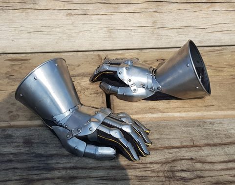 LORIC, MEDIEVAL GAUNTLETS
