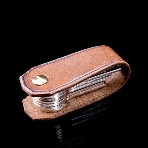 BALFOUR, LUXURY LEATHER KEYCHAIN BROWN