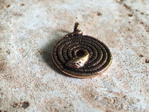 PENDENTIF SERPENT ENROULÉ, BRONZE