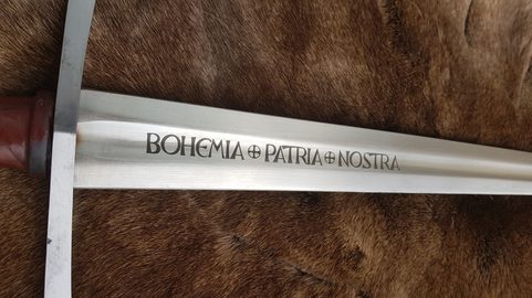 BOHEMIA - PATRIA - NOSTRA, ÉPÉE MÉDIÉVALE À UNE MAIN FULL TANG