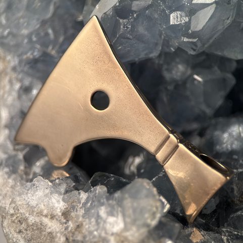 GRANDE HACHE EN BRONZE DE PERUN