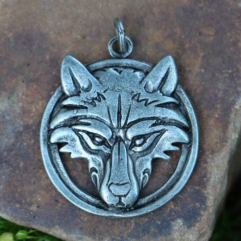 WOLF - TÊTE DE LOUP DANS L'BAGUE, AMULETTE ZINC
