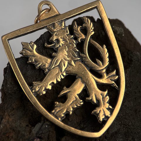 TCHÈQUE LION - BOHÊME, PENDENTIF EN BRONZE