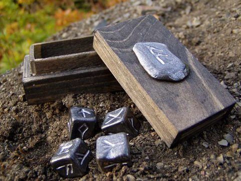 4 RUNE DICE AND WOODEN BOX