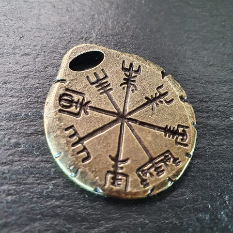 VEGVISIR HALSAMULETT, ZINK-ALTMESSING