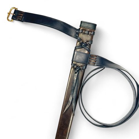 FOURREAU EN CUIR POUR ÉPÉE MÉDIÉVALE BÂTARDE, UNE MAIN ET DEMIE