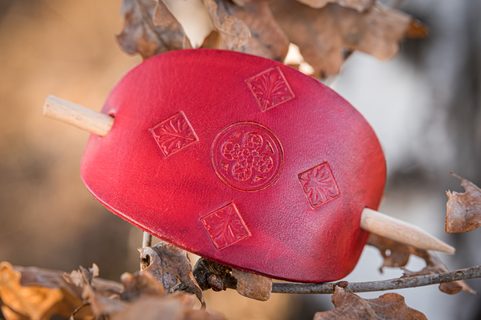 GOTHICA, LEATHER HAIR BROOCH RED
