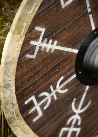 VIKING SHIELD VEGVÍSIR WITH RAWHIDE EDGING, 60 CM
