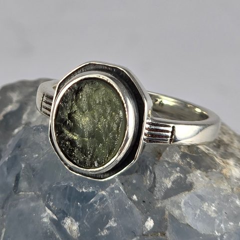 MITTELALTERLICHER RING MIT MOLDAVIT, SILBER AG 925