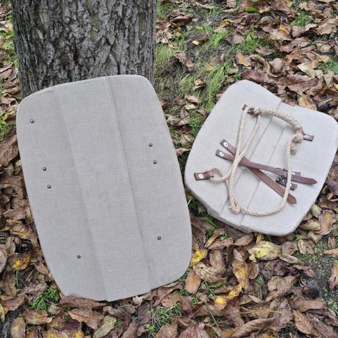 BOUCLIER MÉDIÉVAL – PAVOIS 60 × 45 CM