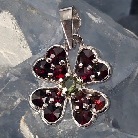 CLOVERLEAF PENDANT WITH MOLDAVITE AND GARNETS, 925 SILVER