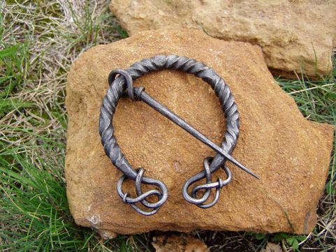 FORGED KNOT BROOCH