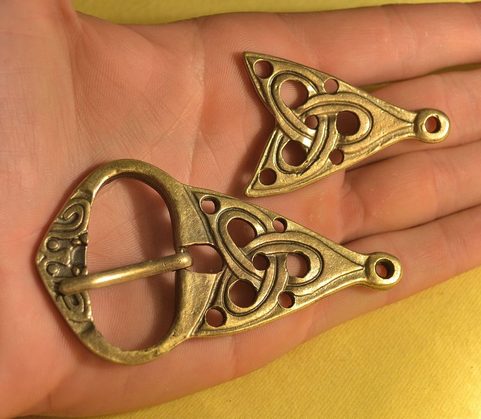 VIKING BELT SET, BUCKLE AND BELT END, KNOTTED