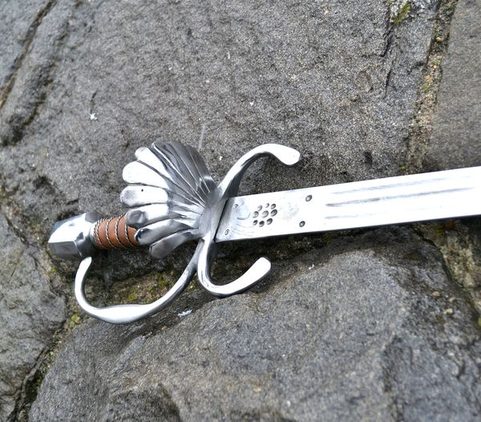 RENAISSANCE SHORT SWORD, SHELL HILT