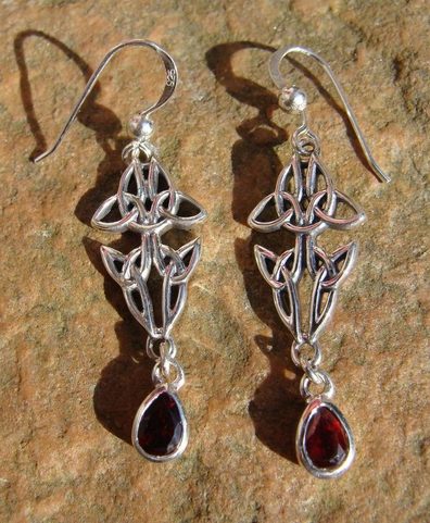 FOUR LIVES, SILVER ERARINGS WITH GARNET, AG 925