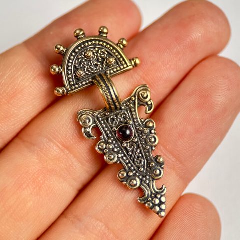 TÊTES D'AIGLE, FAIBULE DU HAUT MOYEN ÂGE REFAITE COMME UN PENDENTIF, BRONZE