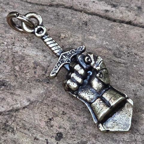 ANHÄNGER MIT RITTERHANDSCHUH UND SCHWERT, ALTMESSING