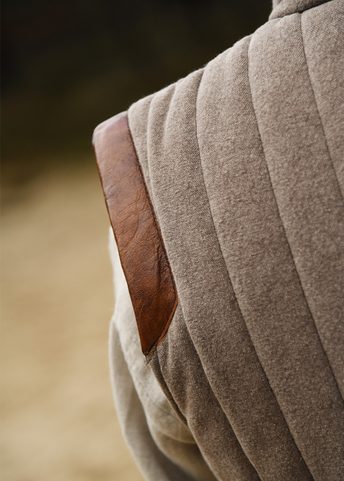 GAMBESON SANS MANCHES AVEC DÉTAILS FAITS MAIN, MARRON