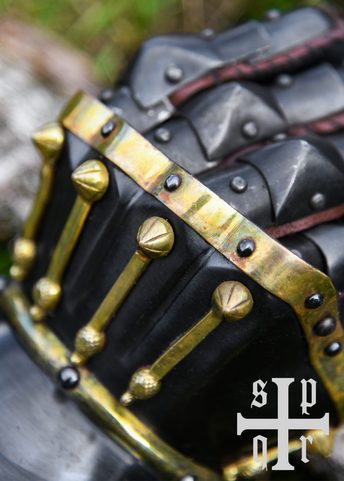 GANTELETS TYPE SABLIER, MILAN, ENV. 1370, ACIER D'ENV. 1,6 MM, NOIRCI